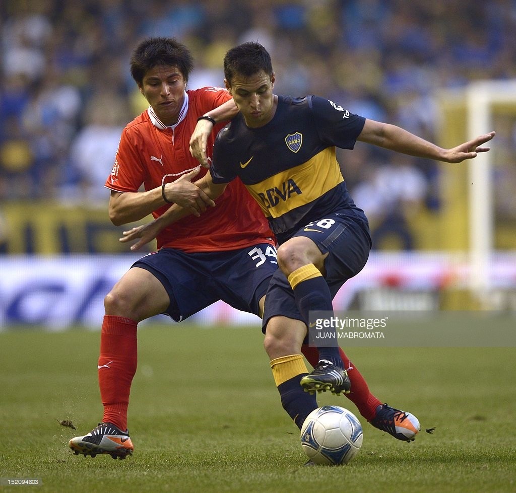 Samuel Cáceres challenging for the ball in a professional match